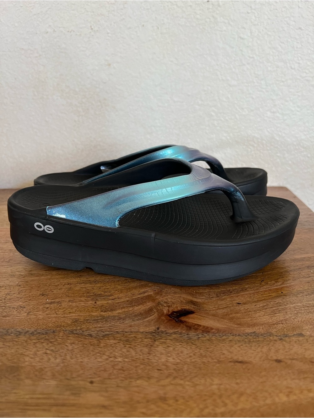 OOFOS OOmega Platform Flip Flop - Women's Blue Sandal Size 7